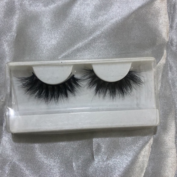 Eye lashes - Picture 9 of 10